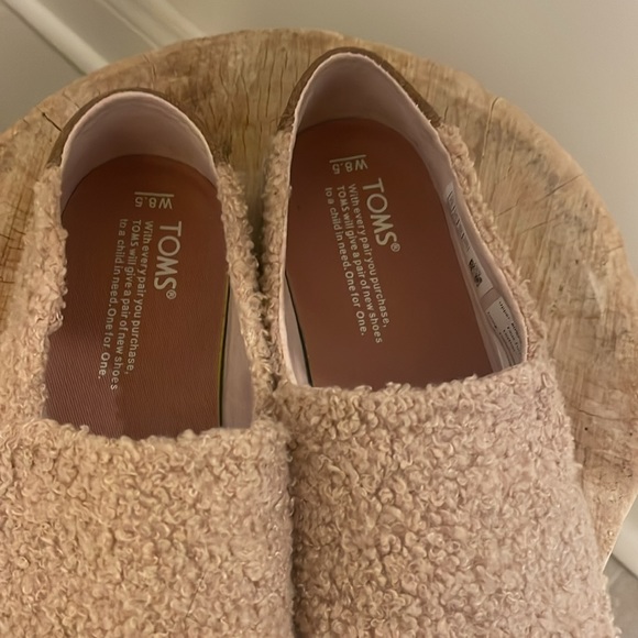 Sherpa Tom’s slip ons - Picture 3 of 4